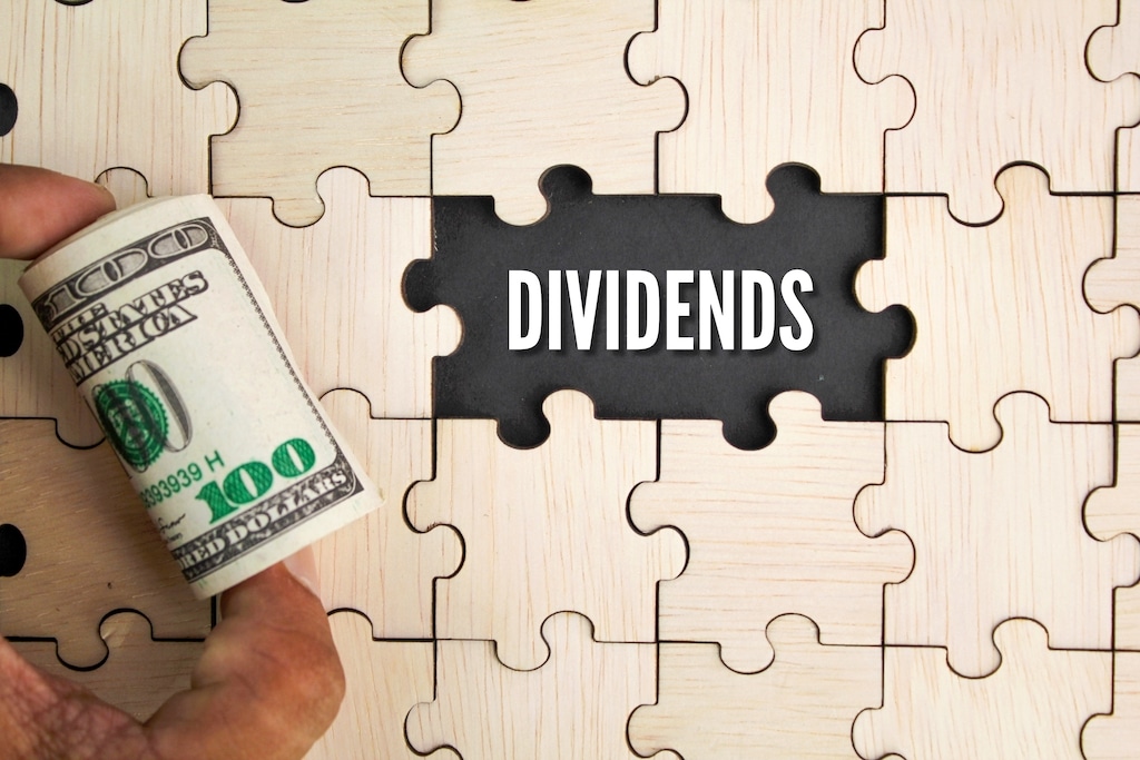 Dividend paying stocks that can outperform in a recession